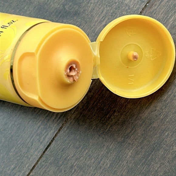 ELIZABETH GRANT Hydra-Moist Vitamin C5 & B Tinted Moisturizer with Torricelumn - Picture 6 of 8